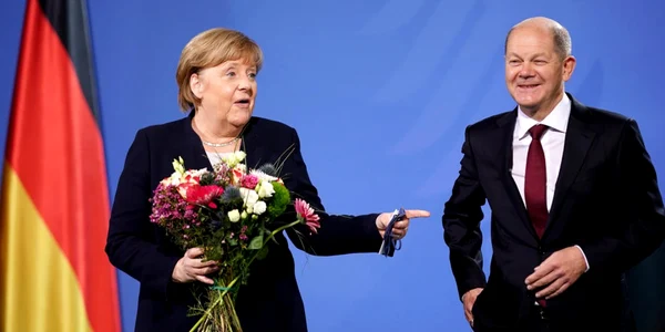 Angela Merkel si Olaf Scholz FOTO EPA-EFE