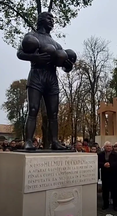 Statuia lui Helmut Duckadam a fost dezvăluită în comuna natală a ”Eroului de la Sevilla”.
