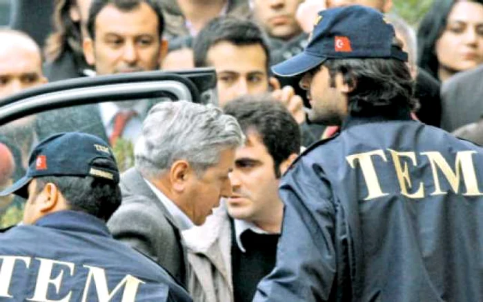 Amiralul în retragere Ozer Karabulut (grizonat) este escortat de poliţie către un tribunal din Istanbul