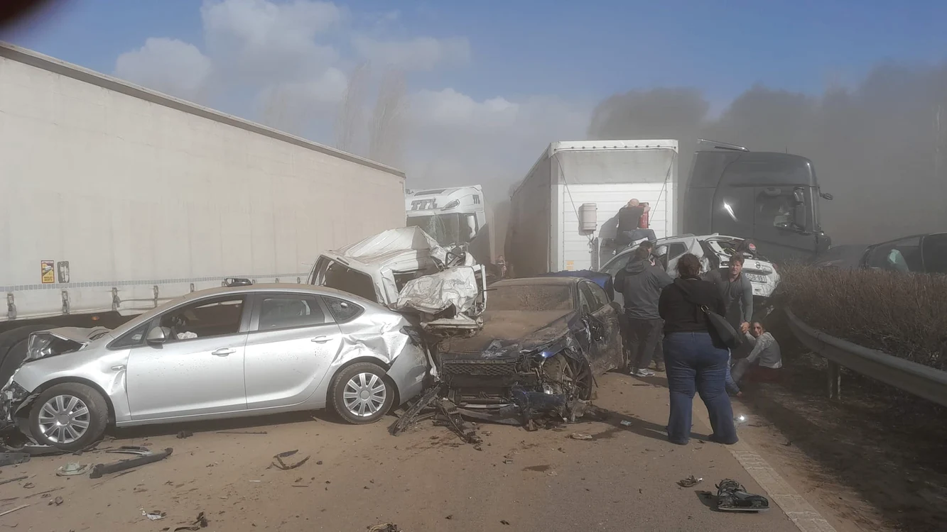 42 de autovehicule au fost implicate în accidentul de pe M 1 Foto facebook.comrotaru.florin.311