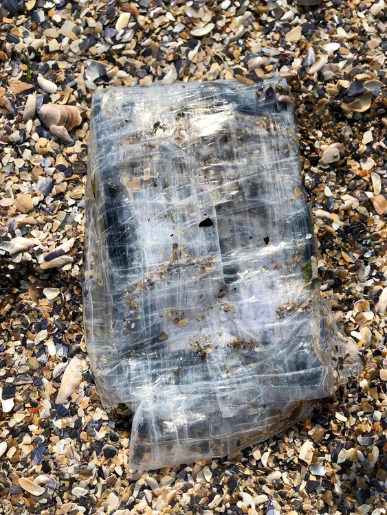 Unul dintre pachetele cu cocaină care au ajuns pe plajă