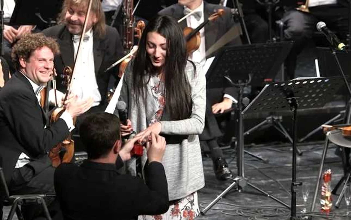 Cerere în căsătorie pe scena TNB, în faţa Johann Strauss Ensemble      FOTO: captură video