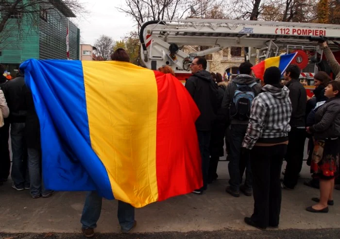 Omul-drapel a făcut senzaţie la Arcul de Triumf