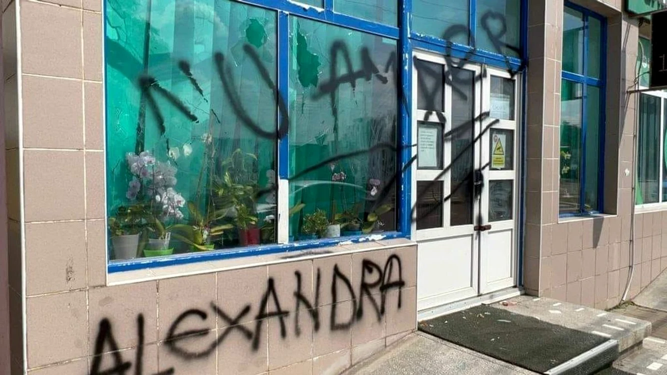 Cabinetul medicului care a lăsat-o să moară a fost vandalizat / foto: Răzvan Ionașcu Facebook