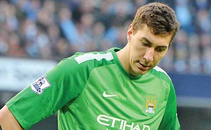 
    Pantilimon e de ani  buni în Anglia, dar nu  a trecut pe nicăieri de  statutul de rezervă   