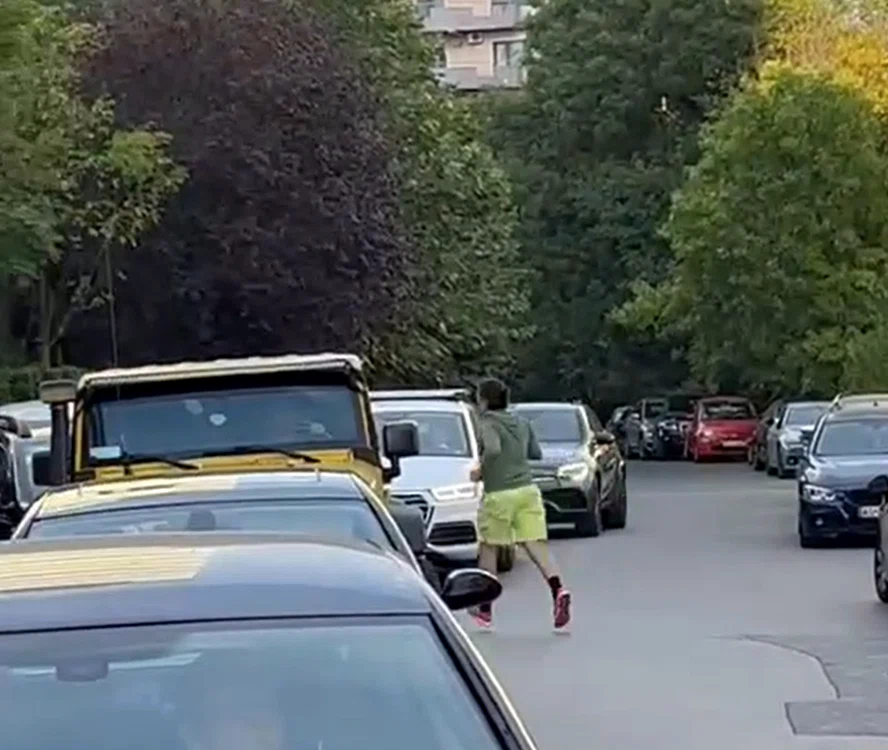 Mihai Pascu a venit la Poliție făcând jogging. Sursă foto: Captură video Antena 3