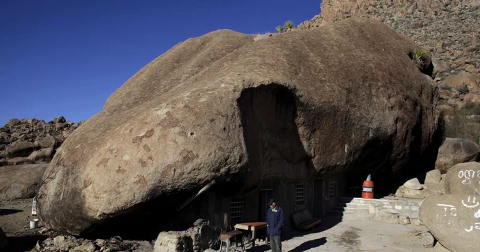 Mexicanul trăieşte de 30 de ani în casa pe care a construit-o sub o rocă FOTO Reuters