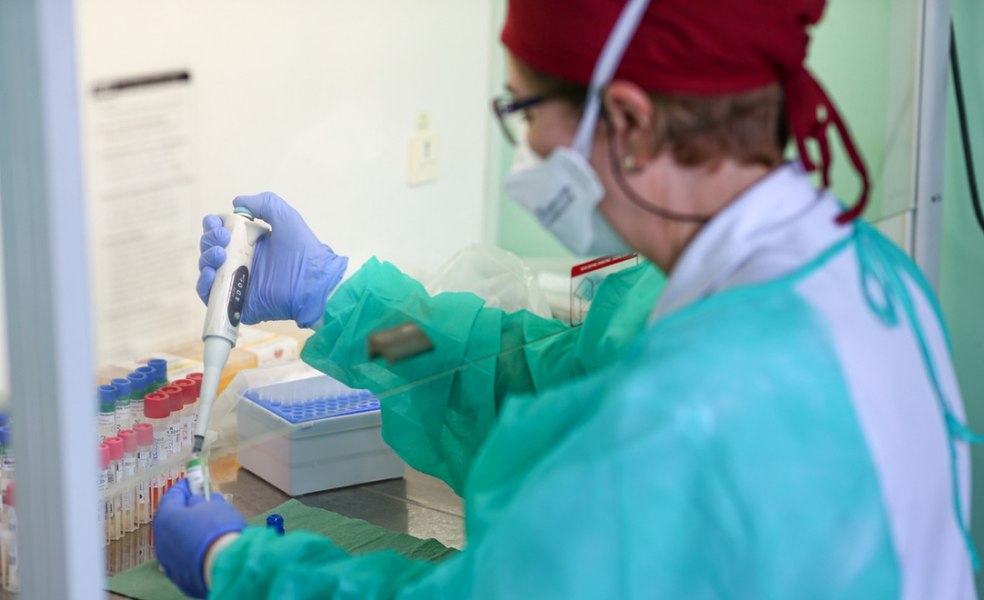COVID-ul de vară bagă tot mai mulți români în spitale. Întreaga lume, în așteptarea următorului vaccin