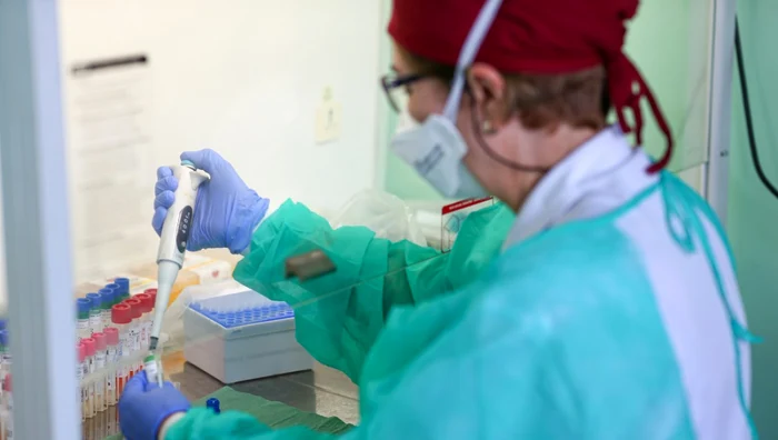 Testare Covid 19 într-un laborator FOTO: Arhivă