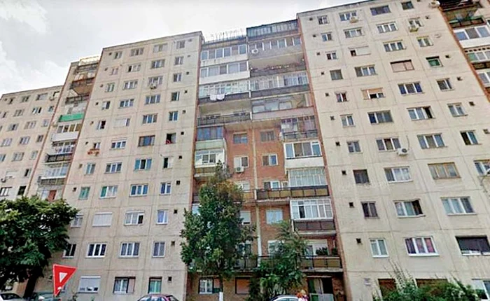 Bărbatul s-a aruncat în cap de la etajul 9Foto: specialarad.ro