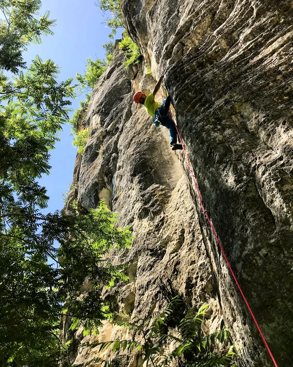 Alex făcând escaladă la Shirokovo, Bulgaria. Foto: Irina Vasilescu