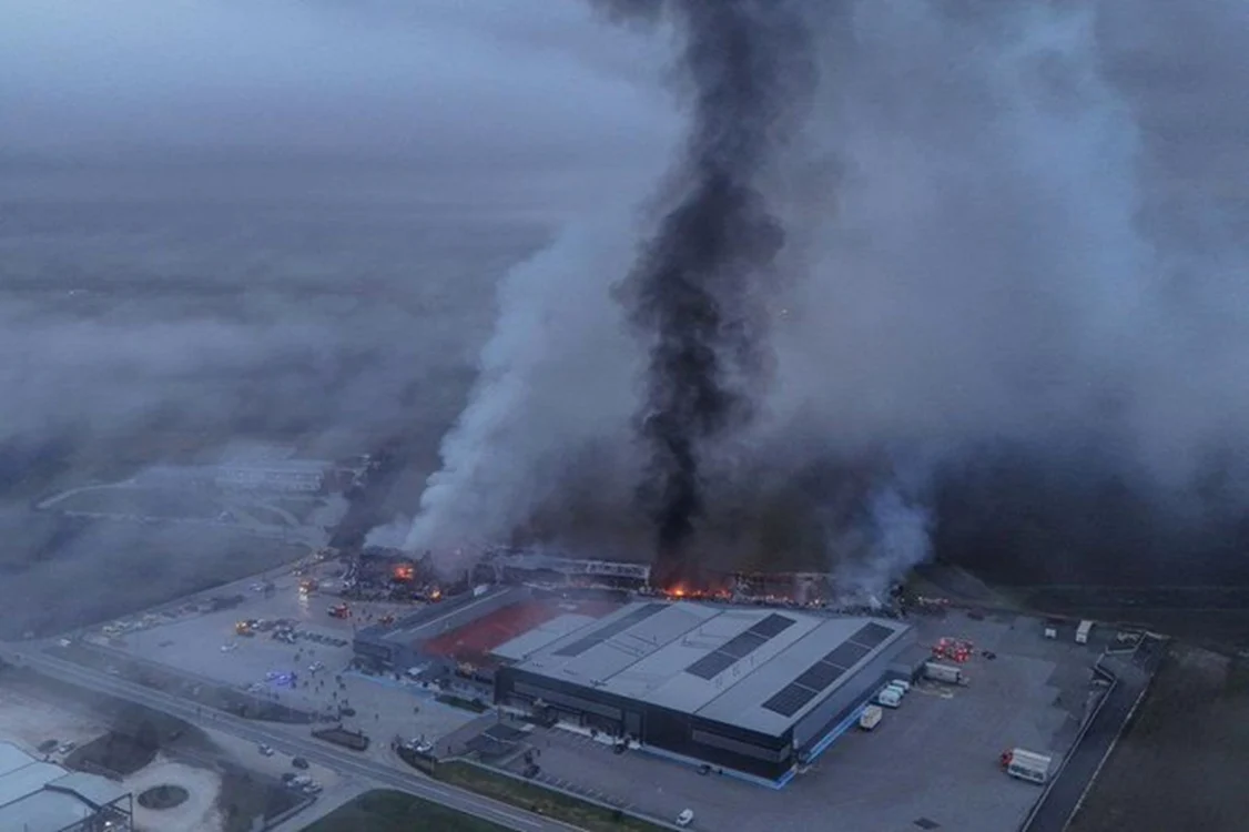 Incendiu puternic la o fabrică de biscuiți din Grecia. Foto: captură video X