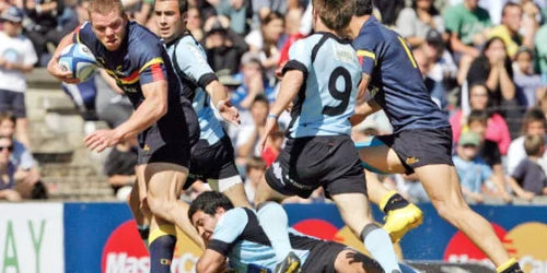 Gal Csaba (cu mingea) străpunge perdeaua defensivă a sud-americanilor 