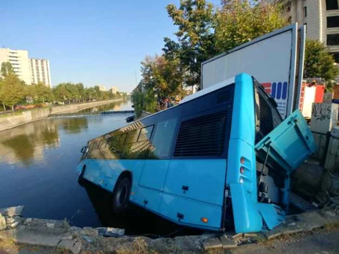 Un autobuz STB a căzut în Dâmboviţa FOTO Mediafax 