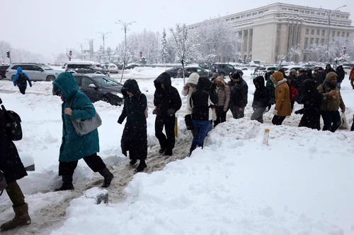Ninsoarea a perturbat viața bucureștenilor și traficul. FOTO: Inquam Photos/ Octav Ganea