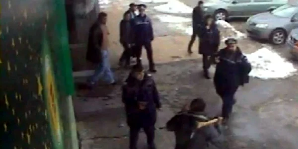 Bărbatul a intrat în cazinou cu securea în mână, pe lângă poliţişti (imagine youtube)