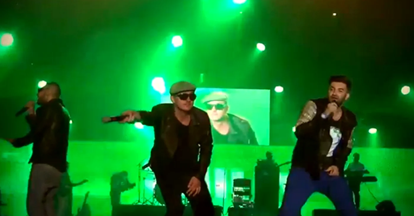 
    Trioul de la HaHaHa a cantat melodia in premiera la Media Music Awards  