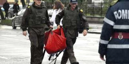 De multe ori, echipele de pirotehnişti au de-a face cu bombe în care se găsesc doar cărţi. foto: D.G.