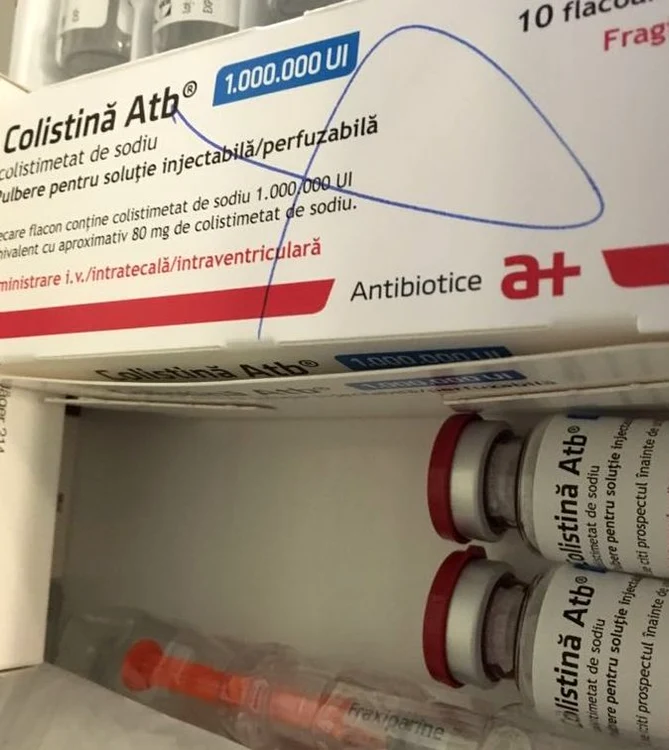 Valeria a fotografiat antibioticul cu pricina, la spital, în dulapul cu medicamente al lui Luca