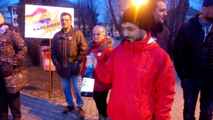 ”Lacrimi de PSDist” scrie pe şampania cu care au sărbătorit protestatarii din Alba Iulia