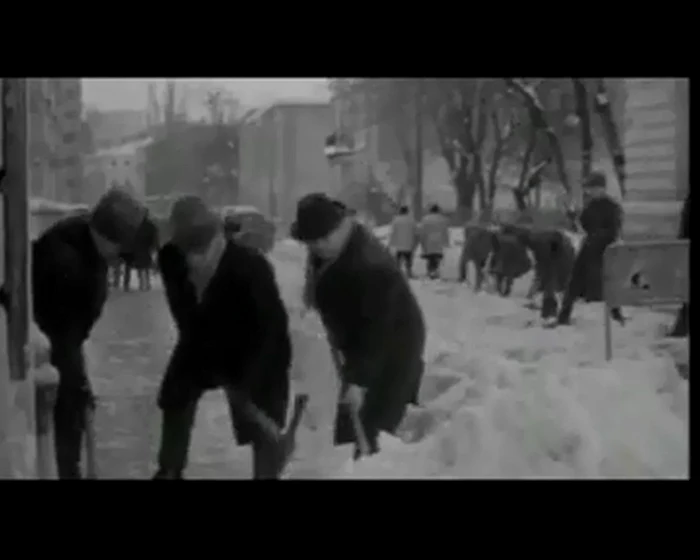 Bucureştenii s-au înarmat cu lopeţi şi au încercat să cureţe străzile FOTO captură video