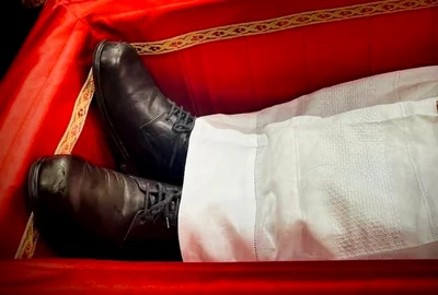 papa sicriu pantofi uzati foto Instagram jpg