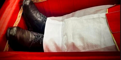 papa sicriu pantofi uzati foto Instagram jpg