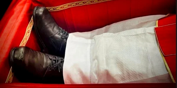 papa sicriu pantofi uzati foto Instagram jpg