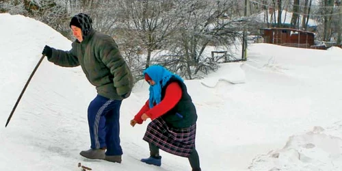 Zeci de mii de oameni sunt încă blocaţi sub troiene de patru-cinci metri înălţime