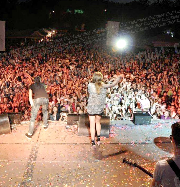 
    Trupa LaLa Band din care  face parte a dat spectacole  în faţa a zeci de mii de fani  