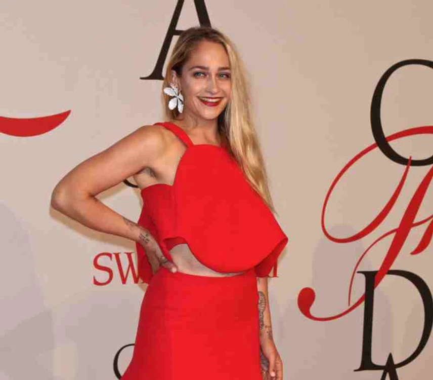 Jemima Kirke a pozat pe covorul roșu, mândră de părul de la subsuori