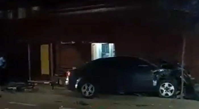 O persoană a murit, iar alte două au ajuns în stare gravă la spital, după ce o maşină a fost proiectată în banca pe care stăteauFoto: observatornews.ro