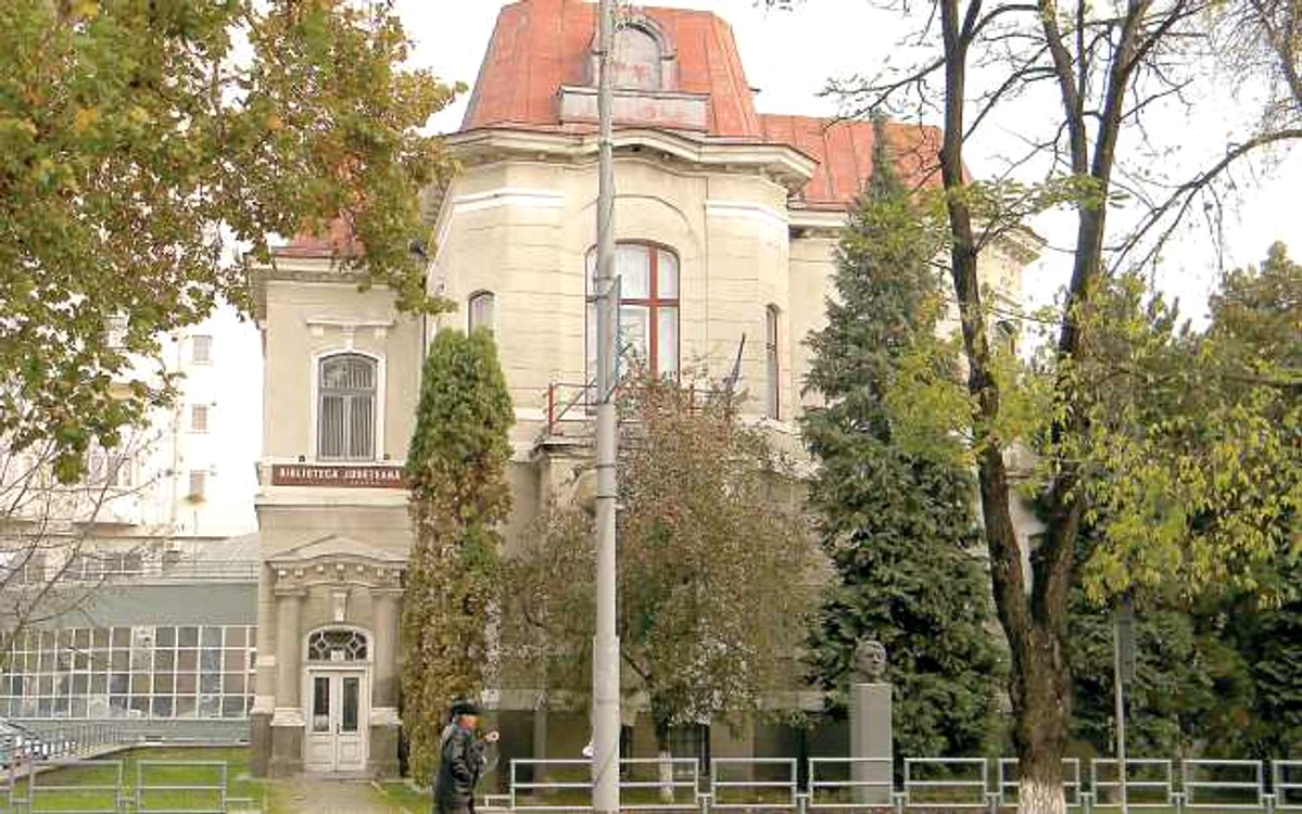 Comorile de pe rafturile Bibliotecii Judeţene