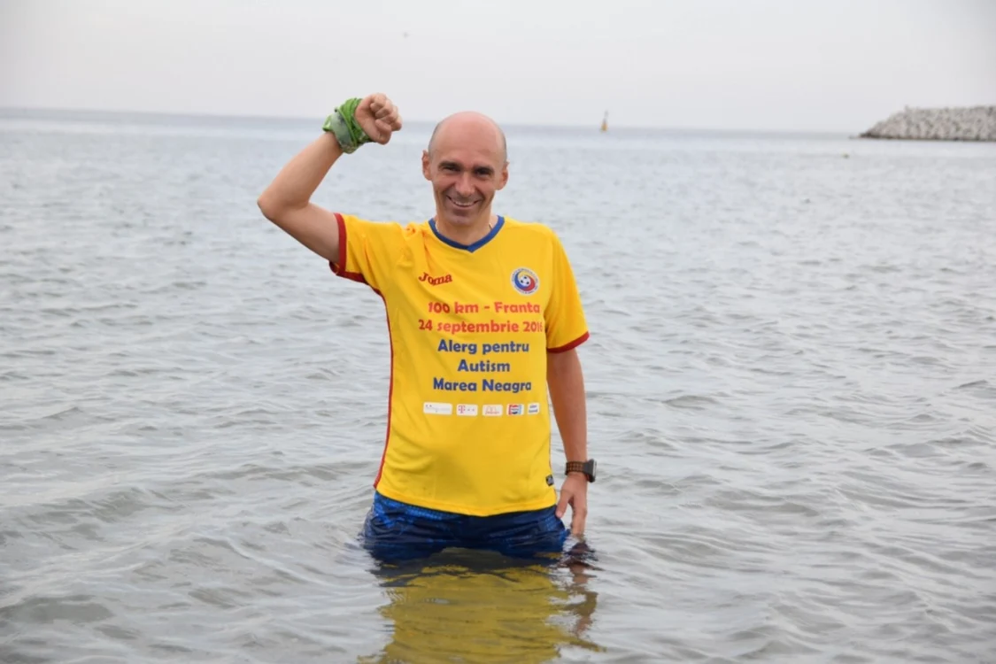 Proiectul pentru ca va alerga psihologul Adrian Gemănaru, preşedintele Centrului Terapeutic “Marea Neagră”, este inspirat din mediul înconjurător şi realizat din materiale pe care le furnizează natura. Românul va participa sâmbătă, 24 septembrie la ultramaratonul „100 km de Millau” din Franţa. FOTO