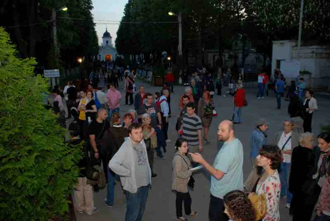 
    Anul trecut bucureștenii și-au învins frica și au luat cu asalt cimitirul Bellu în Noaptea Muzeelor  