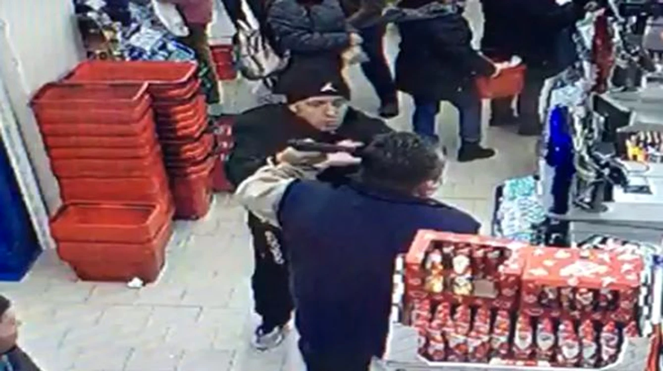 
    Un client furios i-a pus un pistol la cap unui agent de pazăFoto: Opinia Timișoarei  