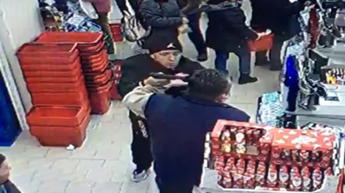 
    Un client furios i-a pus un pistol la cap unui agent de pazăFoto: Opinia Timișoarei  