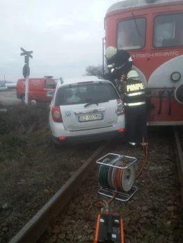 Accident feroviar în Vâlcea - un tren motor s-a ciocnit cu o maşină - şoferul a scăpat Foto Adevărul