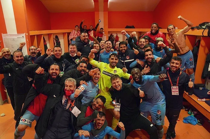 
    Fotbaliștii lui Gaziantep au sărbătorit victoria în fața campioaneiFoto: Facebook / Gaziantep  