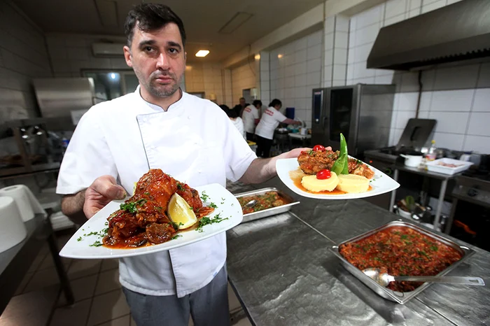 Bucătarul  Dan Pârvan  şi porţiile  apetisante  de plachie. Fotografii: Sever Gheorghe 