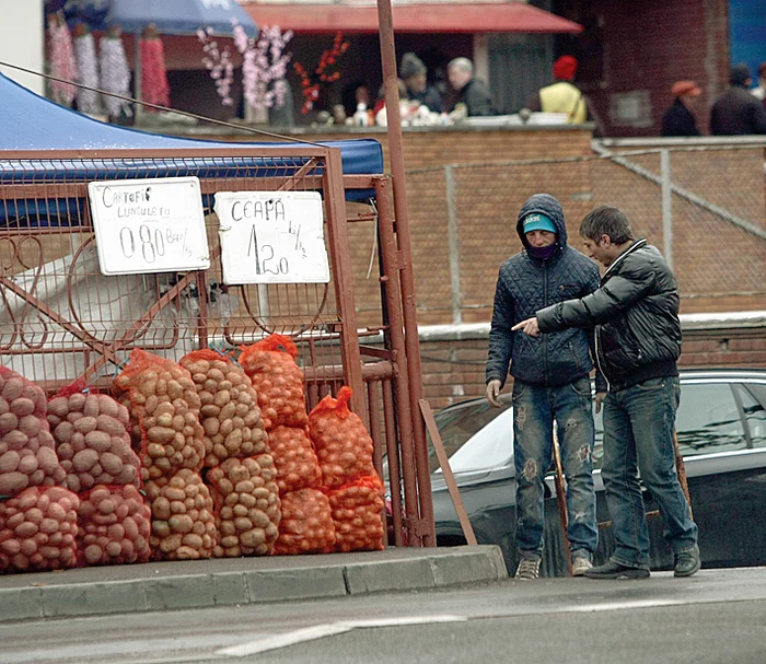 Ionuţ a spus că ne dă o declaraţie de mână dacă îi cumpărăm toată marfa