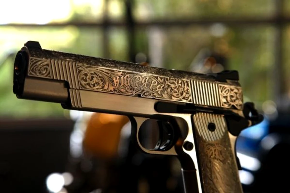 Acesta este pistolul lui Brad Pitt