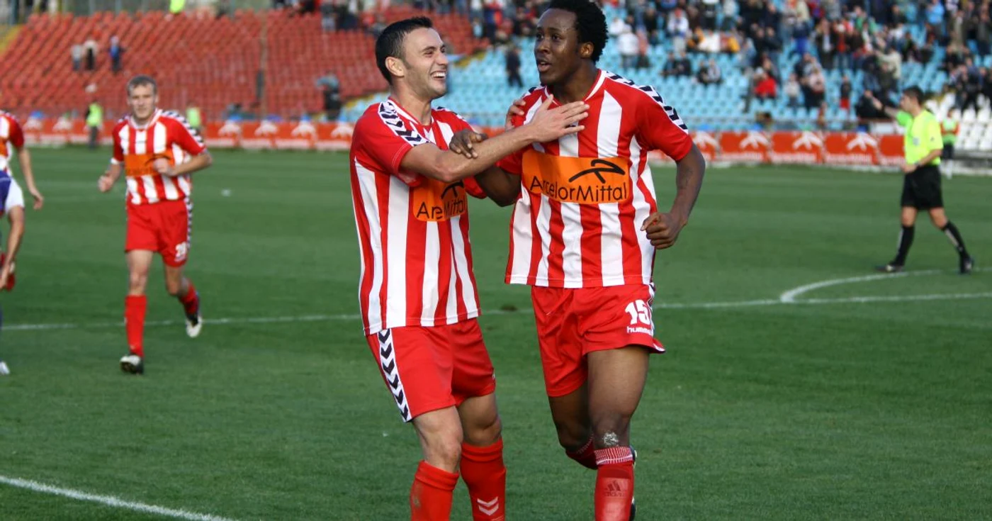 John Ibeh (dreapta)