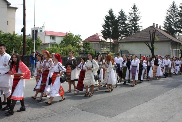 Peste 1000 de elevi îmbrăcaţi în straie tradiţionale au defilat prin centrul oraşului Năsăud FOTO: Bianca Sara