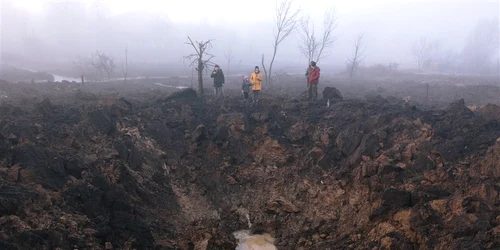 localnici langa craterul lasat de o racheta ruseasca langa Harkov Foto EPA EFE jpg