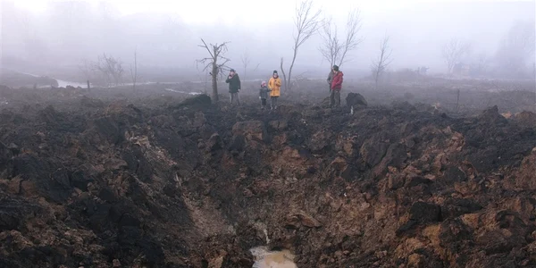 localnici langa craterul lasat de o racheta ruseasca langa Harkov Foto EPA EFE jpg