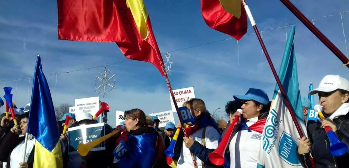 Membri ai Blocului Naţional Sindical protestează faţă de Codul Fiscal în Piaţa Victoriei FOTO Elena Stolerciuc