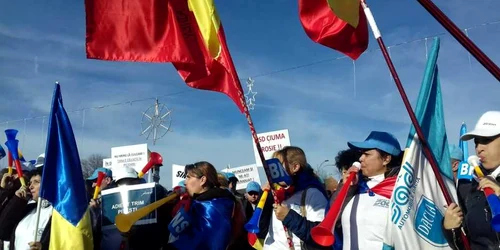 membri ai Blocului Naţional Sindical protestează faţă de Codul Fiscal în Piaţa Victoriei  FOTO Elena Stolerciuc