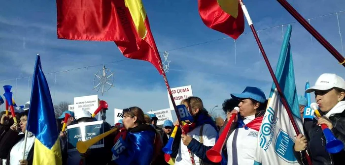 Membri ai Blocului Naţional Sindical protestează faţă de Codul Fiscal în Piaţa Victoriei FOTO Elena Stolerciuc