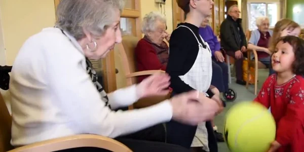 Primul centru de îngrijire între generaţii din Marea Britanie - exerciţii comune bătrâni şi copii Foto independent co uk